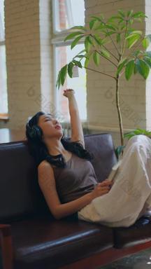 年轻女人在家看书听音乐